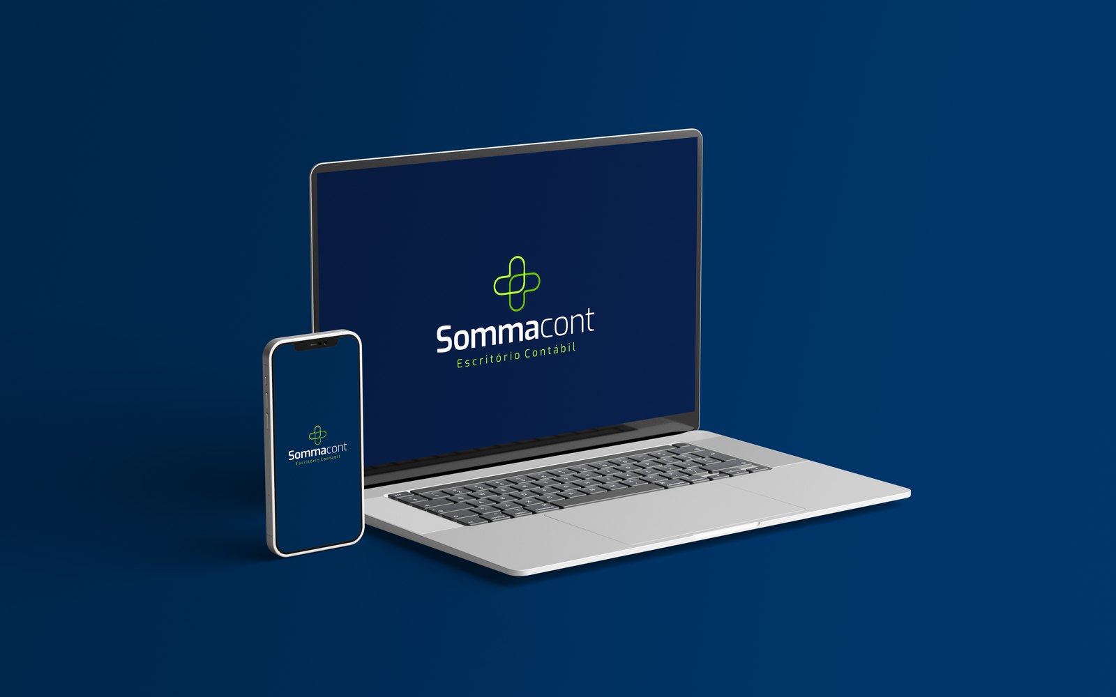 Marca Sommacont aplicada em notebook e celular